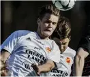  ?? Bild: SEBASTIAN LAMOTTE ?? Erik Johansson når högst i en nickduell i en match mot Lidköping, men nu kan mittbacken välja att ta ett uppehåll från fotbollen.