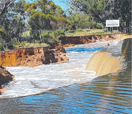  ?? SASES ?? The roads in Mannum have been hit hard by increasing floodwater­s. Picture: