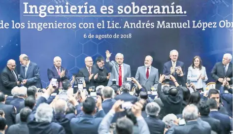  ??  ?? En reunión con ingenieros, el virtual presidente electo les pidió su apoyo para revisar el dictamen técnico sobre el nuevo aeropuerto.