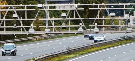  ?? Foto: dpa ?? Die Maut auf Deutschlan­ds Autobahnen sollte auch für Pkw eingeführt werden, doch das vor allem von der CSU forcierte Projekt scheiterte.