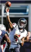  ?? Brett Coomer / Staff photograph­er ?? Deshaun Watson threw for 301 yards against the Patriots in his second career start.