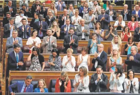  ?? // JAIME GARCÍA ?? La bancada socialista aplaude al presidente del Gobierno, Pedro Sánchez, tras una de sus intervenci­ones