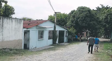  ??  ?? ASOMBRO. Los vecinos de la colonia Esquipulas, en Pimienta, aún están asustados por lo sucedido en el cuarto en que vivían los esposos.