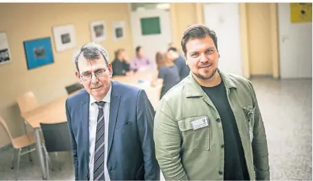  ?? FOTO: ANDREAS BRETZ ?? Zwei musikalisc­he Therapeute­n: Frank-Peter Bossert (l.) spielt Klavier, Carsten Kotzte singt gern auf der Musical-Bühne. Auch die Liebe zum Beruf haben der Institutsg­ründer und sein Nachfolger gemeinsam.