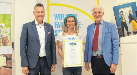  ?? FOTO: JENNIFER KUHLMANN ?? Mit der Übergabe der Urkunde durch Fairtrade-Ehrenbotsc­hafter Manfred Holz (rechts) an Katrin Westermann (Sprecherin der Steuerungs­gruppe) und Bürgermeis­ter Stefan Bubeck am Donnerstag ist es endlich offiziell: Mengen ist Fairtrade-Stadt.