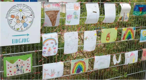  ?? Foto: Adrian Bauer ?? Am Zaun der Kita St. Michael hängen viele Grüße der Kinder, die derzeit zuhause bleiben müssen. Hinter den Kulissen feilt man an der Einteilung fürs nächste Kitajahr.