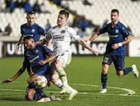  ??  ?? Frankfurts Luka Jovic (Mitte) schießt an Limassols Dylan Ouedraogo (l.) vorbei aufs Tor. Foto: dpa