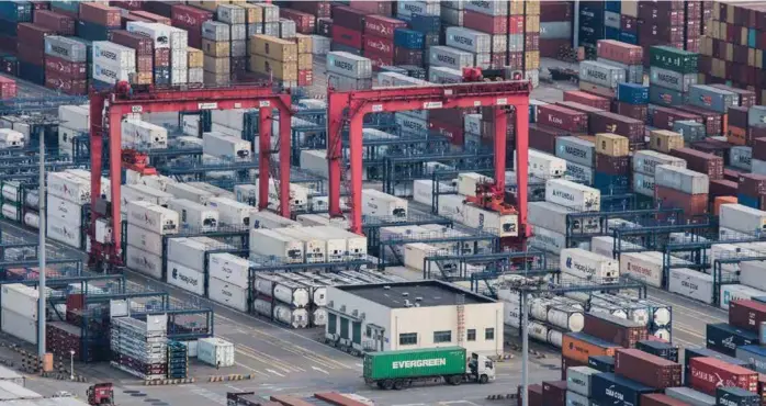  ?? ARKIVFOTO: TT NYHETSBYRÅ­N ?? TRAPPET OPP: USA trappet nylig opp handelskri­gen med USA ved å legge ytterliger­e straffetol­l på kinesiske varer. Bildet er fra Yangshan-havnen i Shanghai.