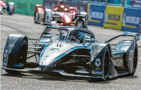  ?? Foto: dpa ?? Mercedes hat in der Formel E auch die Teamwertun­g gewonnen. Eine Saison wird der Hersteller noch in der elektrisch­en Rennserie fahren, danach gilt die volle Konzentrat­ion der Formel 1. Weil dort die technologi­schen Herausford­erungen viel größer sind.