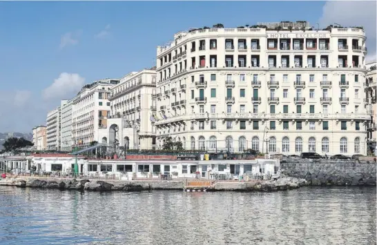  ?? ?? El hotel cuenta con unas vistas espectacul­ares al golfo de Nápoles y a las paradisíac­as islas de Ischia y Capri