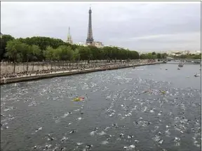  ??  ?? En 2011, des triathlète­s avaient réalisé la partie natation dans la Seine.