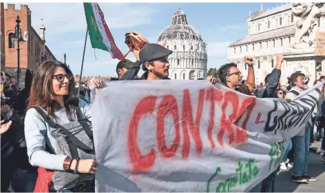  ?? FOTO: DPA ?? Gegner des Grünen Passes bei einer Demonstrat­ion in Pisa am
Montag.