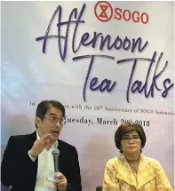  ?? RATIH PARAMITHA/JAWA POS ?? OPTIMISTIS: Direktur Utama SOGO Indonesia Department Store Handaka Santosa (kiri) dan ekonom Aviliani di Jakarta kemarin.