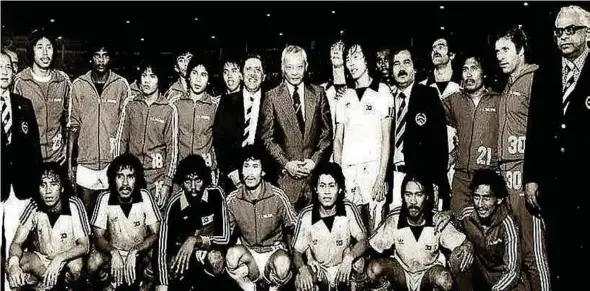  ??  ?? Sultan Ahmad Shah with the national team in 1980.