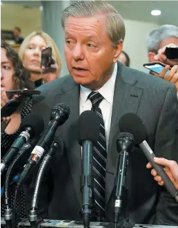  ?? PHOTOS AFP ?? Les républicai­ns Bob Corker et Lindsey Graham ont répondu aux questions des médias, hier, après une réunion au Capitole.