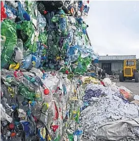  ?? (TÉLAM) ?? Recupero. En el país, se reciclan 225 mil toneladas de plástico al año.