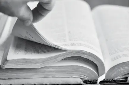  ??  ?? ESTUDIO.La Biblia es el principal libro para quienes se preparan como Ministros de la Iglesia. (Foto: medium.com)