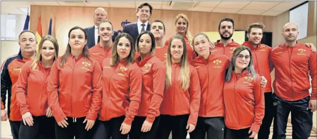  ??  ?? MODESTOS. José Ramón Lete, con la selección de halterofil­ia, liderada por Lydia Valentín, que fue al Europeo. Este deporte tiene 33 ‘Deportista­s de Alto Nivel’ que podrán beneficiar­se.