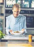  ?? FOTO: MARIO STOCKHAUSE­N/DPA ?? Fernsehköc­he und Starköchin­nen wie Cornelia Poletto leiten auch online Kochbegeis­terte an – die zu Hause direkt mitkochen können.