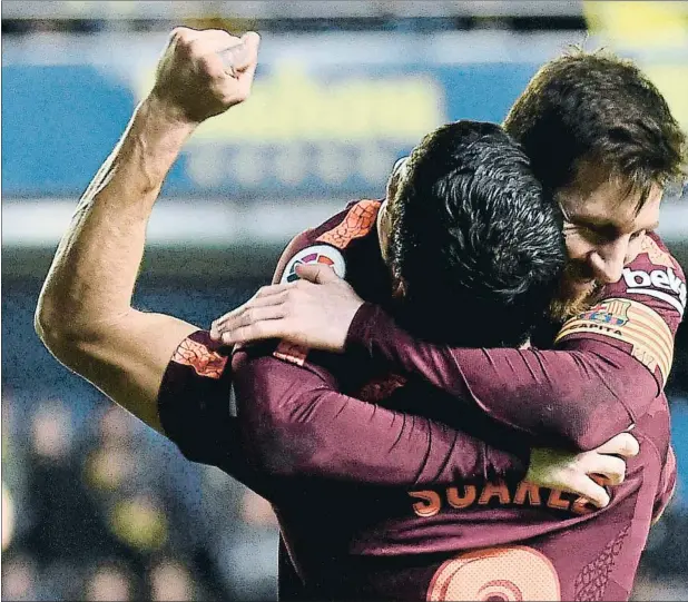  ??  ?? Leo Messi y Luis Suárez celebran el importante gol del uruguayo para abrir el marcador
