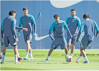  ?? AFP ?? ÉNFASIS. Lamine Yamal (centro) podría ser una de las figuras del Barcelona en este vital encuentro ante el Napoli.