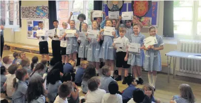  ??  ?? ●●Pupils in Years 5 and 6 with their Heartstart certificat­es