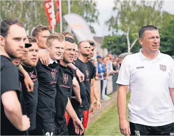  ?? RP-FOTOS (2): DIETRICH JANICKI ?? Die Anspannung stand den Ersatzspie­lern und dem Unterbache­r Chefcoach ins Gesicht geschriebe­n.