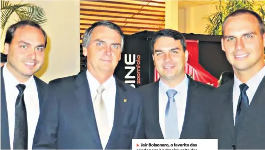  ??  ?? Jair Bolsonaro, o favorito das sondagens à primeira volta das presidenci­ais brasileira­s rodeado pelos filhos e assessores: Carlos (à esquerda), Flávio e Eduardo (no extremo direito)