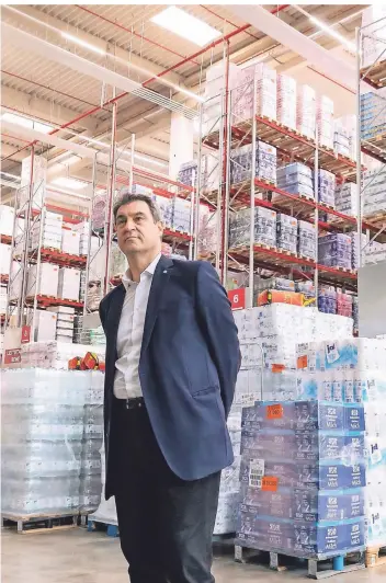  ?? FOTO: DPA ?? Krisenmana­ger: Markus Söder (53) vergangene Woche im Rewe-Süd-Zentrallag­er in Eitting bei München.