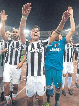  ?? FOTO: EFE ?? Los jugadores de la Juventus festejan el ‘scudetto’ logrado en Roma