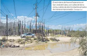  ?? Rodrigo Cruz ?? El vecindario de Nueva Esperanza, en San José del Cabo, con calles de terracería y cables de electricid­ad levantados de manera improvisad­a. /