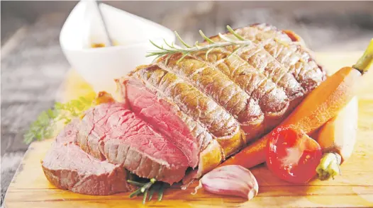  ??  ?? Un plato de porciones generosas como el roastbeef nos permite presentarl­o en una segunda ocasión a temperatur­a ambiente acompañado de encurtidos y variedad de mostazas.