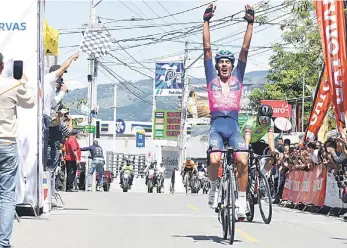  ?? ?? José Castillo, líder de la Vuelta Ciclísica Independen­cia, celebra tras llegar a la meta.