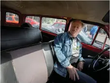  ??  ?? Kalle Janssons Volvo Duett från 1966 är röd och vit, men innan det var den grön. Detta då den ägdes av Försvarsma­kten.