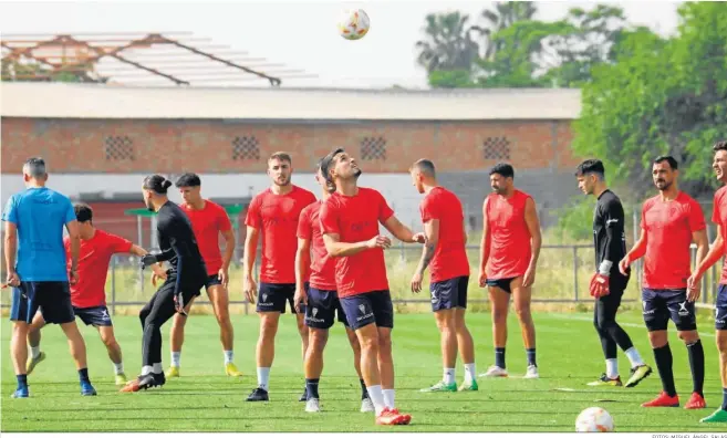  ?? FOTOS: MIGUEL ÁNGEL SALAS ?? José Alonso cabecea el balón en un entrenamie­nto del Córdoba.