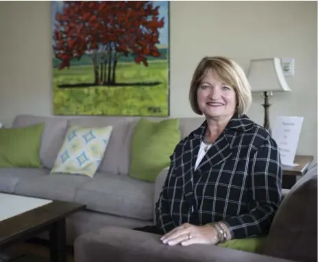  ?? NICK KOZAK PHOTOS FOR THE TORONTO STAR ?? “An inviting, home-like setting" is how registered nurse Peggy Dickie, the 2017 Nightingal­e Award winner, describes Ian Anderson House.