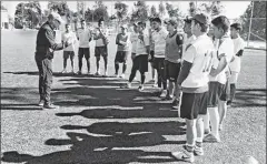  ??  ?? • Alfredo Encalada instruye a estudiante­s sobre táctica y técnica en la cancha sintética de la Casa de la Selección.