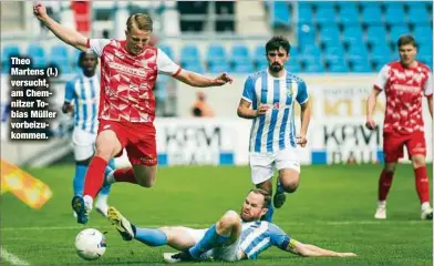  ?? ?? Theo Martens (l.) versucht, am Chemnitzer Tobias Müller vorbeizuko­mmen.