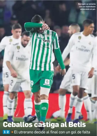  ?? ANTONIO PIZARRO ?? Barragán se lamenta con los madridista­s celebrando un gol.