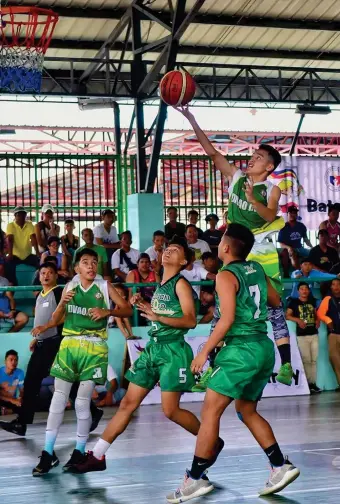  ?? (MACKY LIM/CONTRIBUTE­D PHOTO) ?? BATANG PINOY CAGE FINAL. The basketball boys championsh­ip match between Davao City and Cagayan de Oro on Saturday at the Rotary Gym in Tagum City.