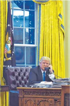  ?? FOTO: AFP ?? Seit einem Jahr im Amt: US-Präsident Donald Trump – hier in seinem Büro im Weißen Haus.