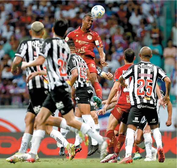  ?? FELIPE OLIVEIRA/ EC BAHIA ?? Luiz Otávio escapa da marcação e manda de cabeça para abrir o placar contra o Atlético. Tricolor ainda ampliou com Gilberto antes de levar a virada