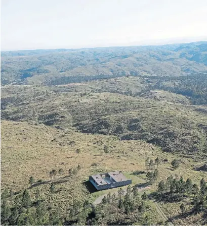  ?? ?? AISLADA.
La casa se pierde en la inmensidad de las sierras.