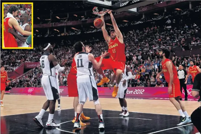  ??  ?? ESPAÑA PLANTÓ CARA. La Selección perdió con los norteameri­canos por sólo siete puntos, la menor diferencia en una final olímpica desde que acuden jugadores de la NBA.