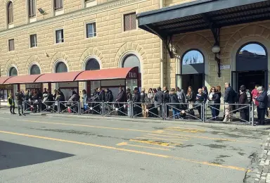  ?? In fila ?? Le maxi code in stazione per prendere un taxi durante il Cosmoprof dello scorso fine settimana