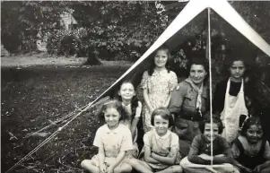  ?? | PHOTO : COLLECTION PIERRE LABBÉ ?? Les guides et jeannes dans les années 1940 de Lamballe, avec l'une des premières cheftaines Suzanne Léna (au milieu de la photo).