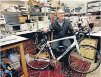  ?? Photo: TNS ?? Stop, thief: Wi-MM co-founder Les Levitt with a bike that has an alarm that’s concealed inside a water bottle holder.