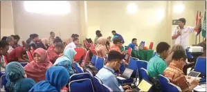  ?? FIRMA ZUHDI/JAWA POS ?? BERI TUTORIAL: Peserta mengikuti workshop dalam forum intermedia­te di Umsida kemarin (14/4).