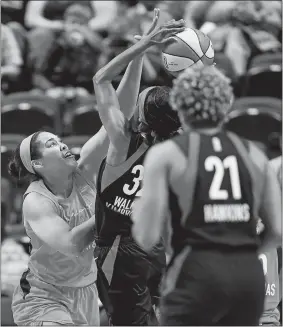  ?? SEAN D. ELLIOT/THE DAY ?? Connecticu­t Sun center Brionna Jones, left, blocks a shot by Washington Mystics guard Shatori Walker-Kimbrough during the Sun’s 84-69 victory on opening night at Mohegan Sun Arena.