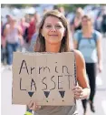  ?? FOTO: DPA ?? Botschaft für Ministerpr­äsident Armin Laschet: „Armin Lasset“.